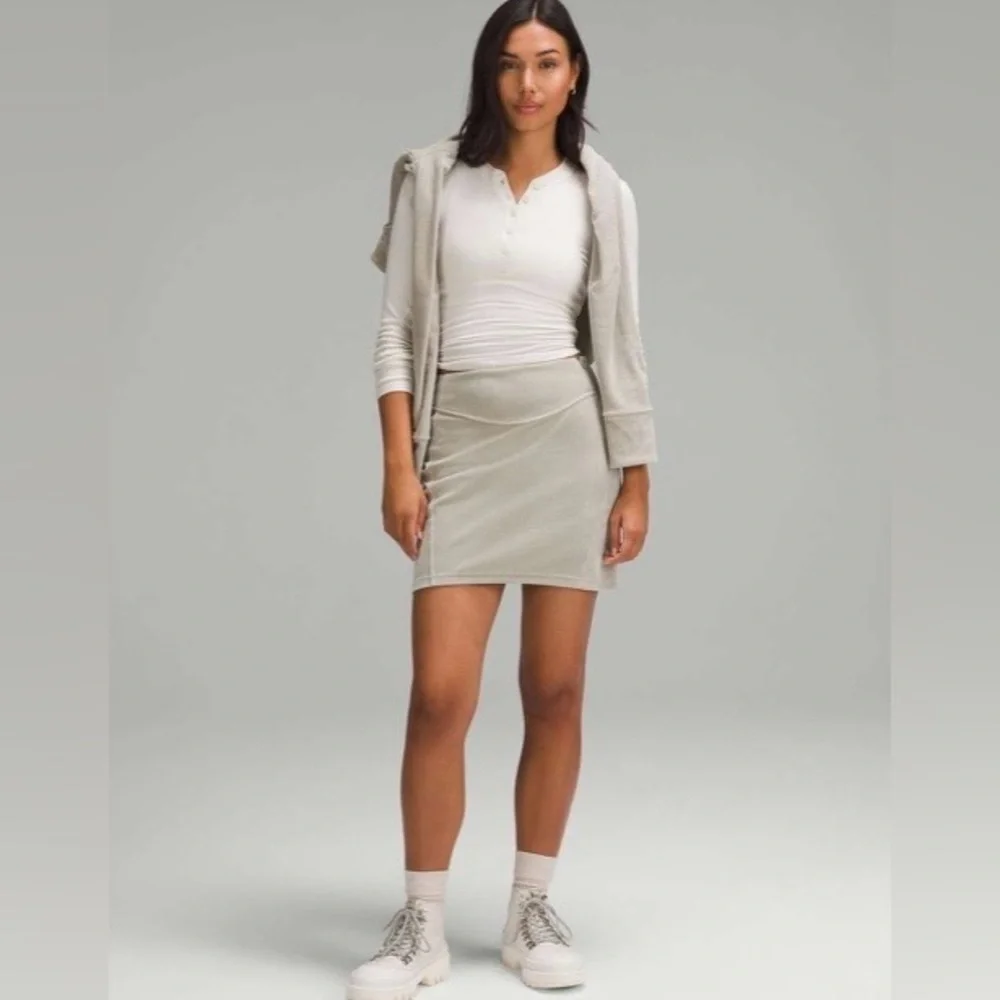 Lululemon - Scuba Mid Rise Mini Skirt - Velvet Cord - Size 14 - Picture 1 of 10